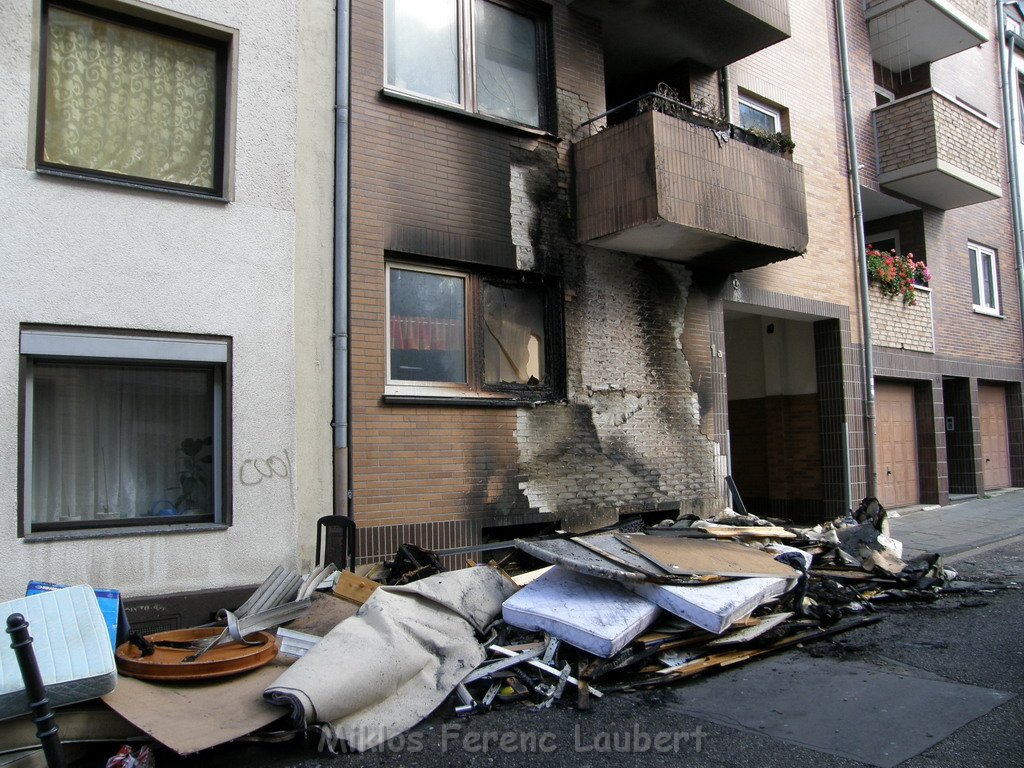 Sperrmuell Brand mit Uebergriff der Flammen auf Wohnhaus 23.JPG